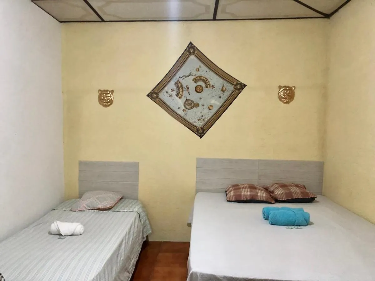 Jaguar En Antigua Hostal Guatemala